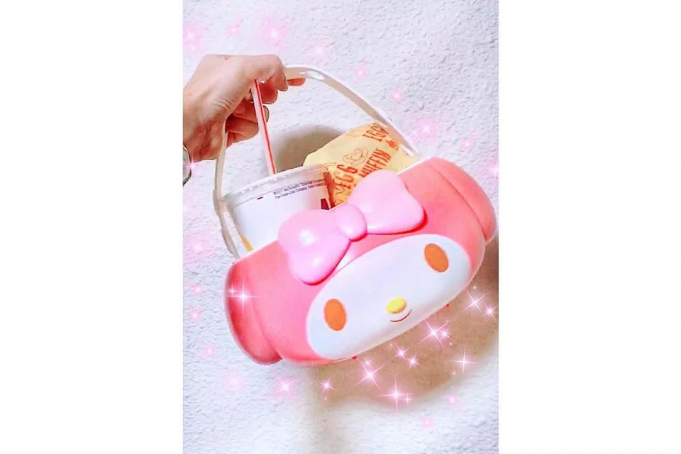 SAMBUTAN HANGAT: Ramai pelanggan McDonald's beratur panjang bagi mendapatkan bekas makanan (gambar atas) edisi terhad yang menunjukkan watak My Melody oleh Sanrio. - Foto SPH