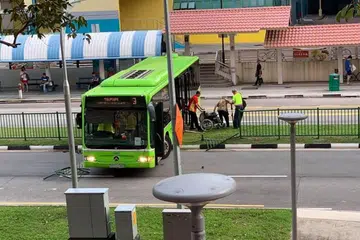 KEROSAKAN MEKANIKAL: Sebuah bas khidmat nombor 3 melanggar pembahagi jalan di Pasir Ris akibat kerosakan mekanikal.