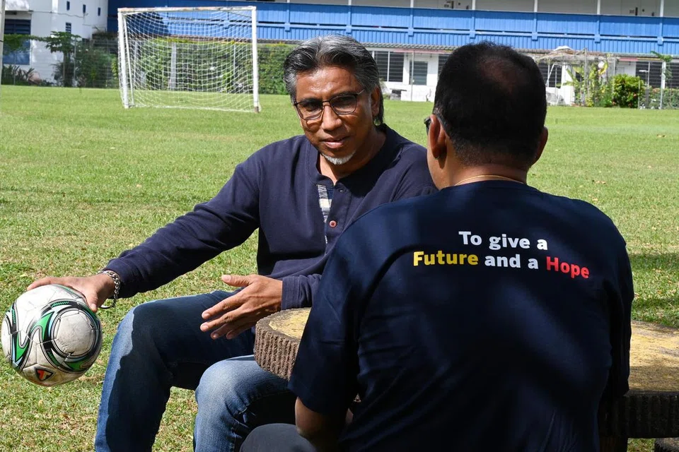 BANTU BEKAS PESALAH LAIN: Encik Mohammad Feroz Haron (kiri) sedang berbual dengan salah seorang anggota Act In Motion (A.I.M.) Society
