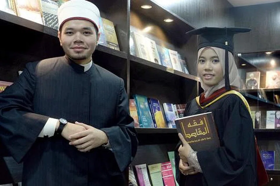 PENGORBANAN TIDAK SESIA: Encik Abdul Rauuf terus kekal belajar di Mesir kerana dorongan kuat daripada nenek, manakala Cik Nurshilah meneruskan pengajian di Universiti Al-Azhar atas galakan dan dorongan ibu bapa dan adik-beradiknya. - Foto TAUFIK A. KADER