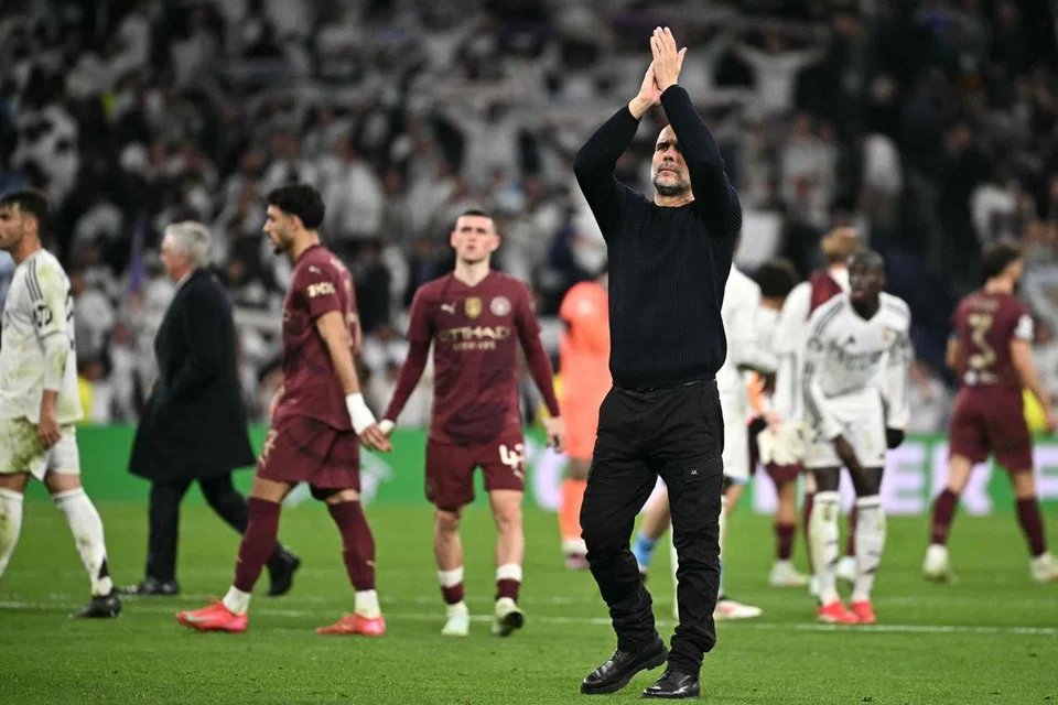 Pep Guardiola, pengurus Manchester City memberi tepukan penghargaannya kepada pasukan Real Madrid dan penyokong mereka.