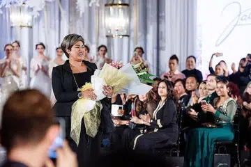 PERAGAAN SOLO PERTAMA DI LUAR NEGARA: Cik Fatimah Mohsin (kiri) satu-satunya pereka busana pengantin Singapura yang diundang bagi acara 'KL Wedding 2017' yang diadakan pada 3 Mac hingga 5 Mac lalu di Hotel Mandarin Oriental Kuala Lumpur. - Foto-foto ALLIAMAZING CREATIVE PHOTOGRAPHY, PROJECT TWO-PI
