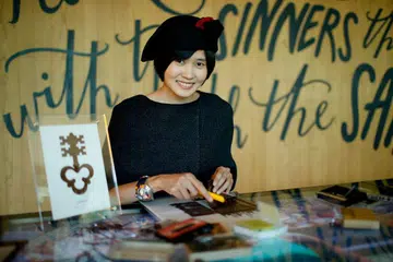 BERI NAFAS BARU: Cik Chuan mencipta bahan fabrik diperbuat daripada pita kaset dan pita video yang telah dibuang, yang dipanggil 'MusicCloth'. - Foto REHYPHEN