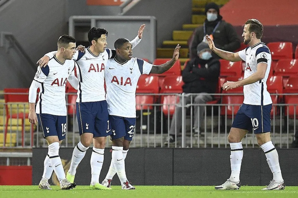 MAHU TEBUS KEKECEWAAN: Pasukan Tottenham Spurs (atas) dan pasukan Leicester City masing-masing mahu menebus kekecewaan dalam pertandingan malam ini. - Foto EPA-EFE