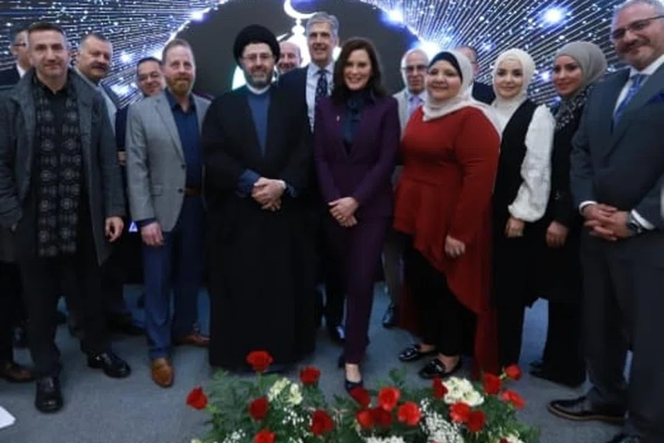 Imam Hassan Qazwini (depan tiga dari kiri) pengasas Institut Islam Amerika di Dearborn Heights mengadakan makan malam kutipan dana tahunan kelima di Pusat Kebudayaan Bint Jebail, Amerika Syarikat pada 13 Mac 2024.