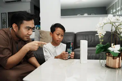Untuk memastikan aplikasi HalalSnap mesra pengguna, Encik Razil Zulkarnain Taha, mendapatkan pertolongan dari anggota keluarga dan rakan-rakan dan meminta maklum balas mereka. Anaknya, Muhammad Ihsan Razil (kanan), digelar sebagai penguji peribadinya untuk memastikan aplikasi tersebut mudah digunakan untuk semua.