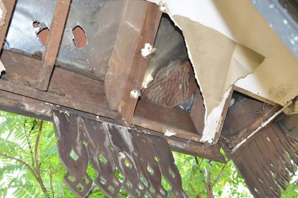 PERLU DIPERBAIKI: (Gambar atas) Bumbung Masjid Al-Amin yang dalam keadaan kritikal dan beberapa bahagian bangunan masjid yang lain turut terjejas yang diperbaiki. - Foto MASJID AL-AMIN