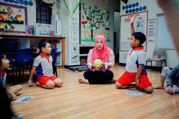 MAHU PUPUK RASA CINTA PADA BAHASA MELAYU: Cik Aimuniliyana banyak memberi kata semangat dan galakan kepada muridnya apabila mereka bercakap dalam bahasa Melayu di dalam kelas. - Foto BH oleh IQBAL FAIZAL