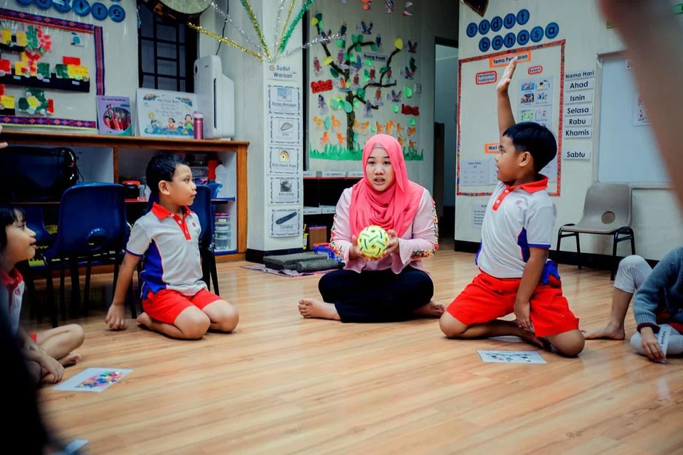 MAHU PUPUK RASA CINTA PADA BAHASA MELAYU: Cik Aimuniliyana banyak memberi kata semangat dan galakan kepada muridnya apabila mereka bercakap dalam bahasa Melayu di dalam kelas. - Foto BH oleh IQBAL FAIZAL