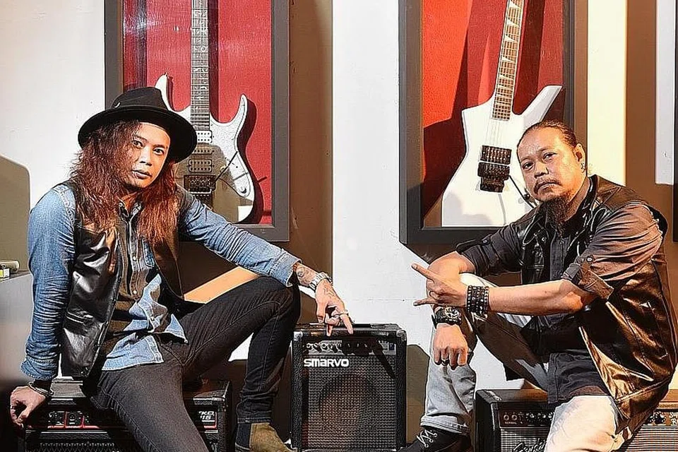 'GALI' KISAH JERIH PAYAH BAKAT ROK: Vokalis kumpulan rok Aerial, Kael Danish (kiri) dan penyanyi kumpulan 4OUR, Noor Azli Talip, mengusahakan rancangan digital khusus buat pencinta muzik rok, 'Sembang RNR', sebagai satu penghormatan buat pelbagai jenis irama rok. - Foto BH oleh DESMOND WEE