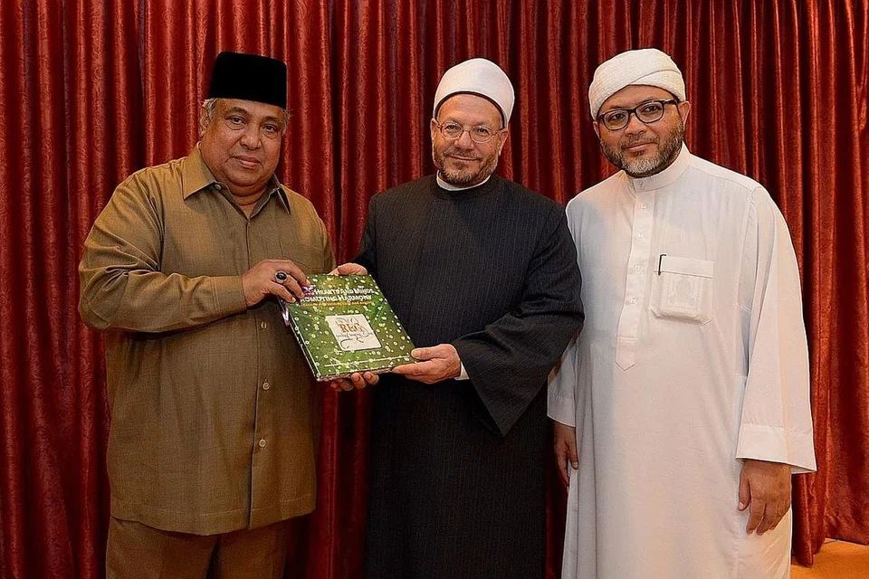 KUNJUNGAN TOKOH LUAR NEGARA: Mufti Mesir Sheikh Dr Shawki Allam (tengah) mengunjungi Pusat Sumber dan Kaunseling (RCC) RRG pada 2015. Ustaz Ali Haji Mohamed (kiri) dan Ustaz Mohamed Hasbi Hassan menyampaikan cenderahati kepada beliau. - Foto fail