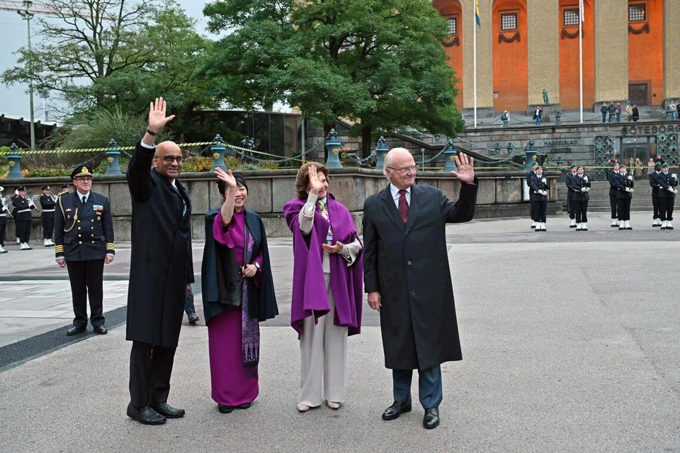Presiden Tharman Shanmugaratnam (dari kiri) dan isterinya, Puan Jane Ittogi, bersama Permaisuri Silvia dan Raja Carl XVI Gustaf semasa lawatan negara ke Sweden, pada 21 Oktober.