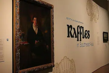 SUDUT PANDANGAN BERBEZA: Melalui pameran Raffles in Southeast Asia, pengunjung dapat melihat sisi Raffles yang mungkin kurang diketahui ramai. - Foto BH NUR FATHIN AWALLUDIN