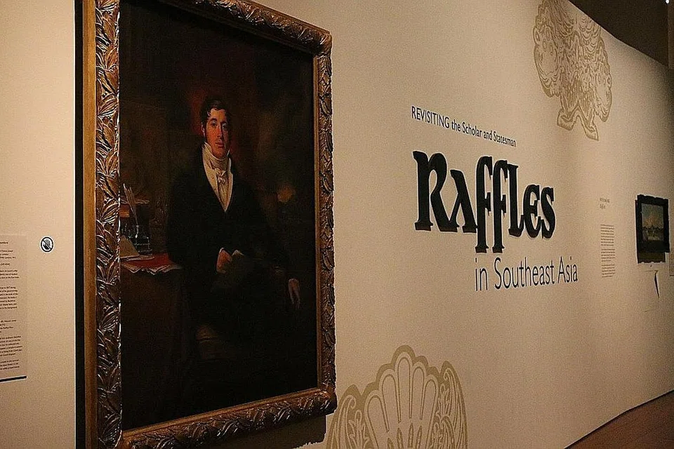 SUDUT PANDANGAN BERBEZA: Melalui pameran Raffles in Southeast Asia, pengunjung dapat melihat sisi Raffles yang mungkin kurang diketahui ramai. - Foto BH NUR FATHIN AWALLUDIN