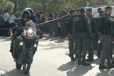 AKSI TEMBAKAN: Pasukan tentera Israel tiba di tempat kejadian tembakan di perkampungan Yahudi di Maale Adumim, Tebing Barat, pada Selasa. 