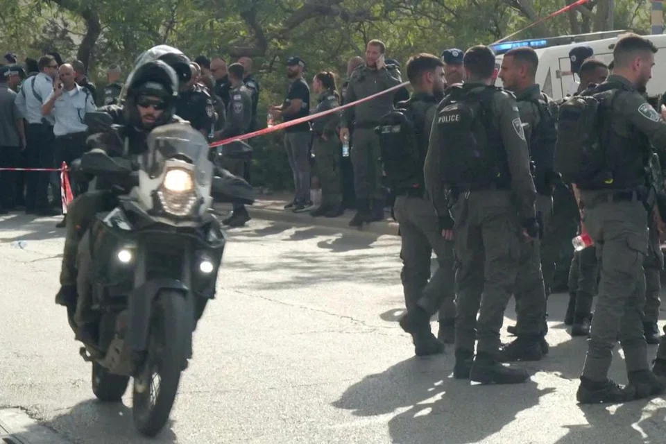 AKSI TEMBAKAN: Pasukan tentera Israel tiba di tempat kejadian tembakan di perkampungan Yahudi di Maale Adumim, Tebing Barat, pada Selasa. 