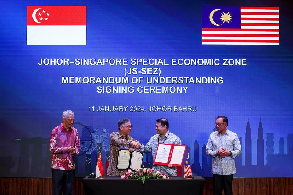 METERAI KERJASAMA BARU: Memorandum Persefahaman (MOU) bagi Zon Ekonomi Khas Johor-Singapura (JS-SEZ) telah ditandatangani Menteri Perdagangan dan Perusahaan, Encik Gan Kim Yong (dua dari kiri), dan Menteri Ekonomi Malaysia, Encik Mohd Rafizi Ramli (dua dari kanan), di Johor Bahru pada 11 Januari. Pemeteraian itu disaksikan Perdana Menteri Singapura, Encik Lee Hsien Loong (kiri), dan Perdana Menteri Malaysia, Datuk Seri Anwar Ibrahim.