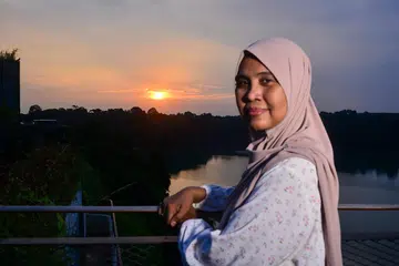 Cik Jamaliah Abdul Rahim, 61 tahun, meluangkan masa bersama suami dan tiga anaknya ketika menikmati matahari terbenam di Mandai Banyan Tree, antara hajat terakhir yang berjaya ditunaikan oleh Ambulance Wish Singapore.  Cik Jamaliah sedang menjalani rawatan kemoterapi akibat kanser usus besar rektosigmoid yang berulang.
