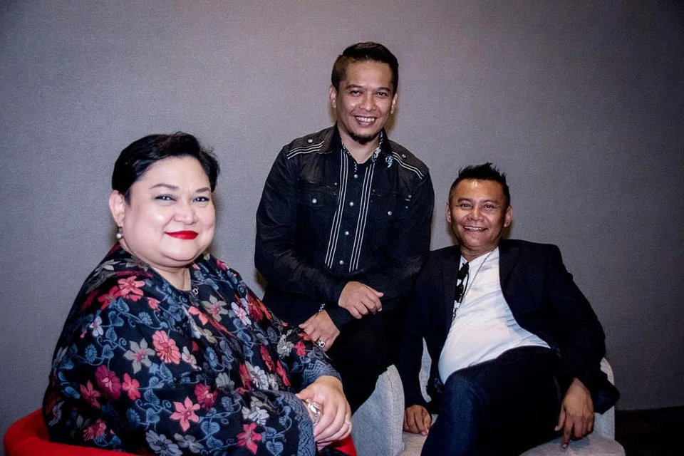 KONGSI TENAGA: Personaliti televisyen dan selebriti Singapura, Shahrin Azhar (tengah), yang memikul tugas sebagai CEO Seniman Limited dengan Zainal memainkan peranan sebagai 'duta' badan tanpa keuntungan itu. Beberapa artis seperti Adibah Noor (kiri) telah pun melahirkan kesediaan menyokong badan amal itu. - Foto NUR DIYANA TAHA