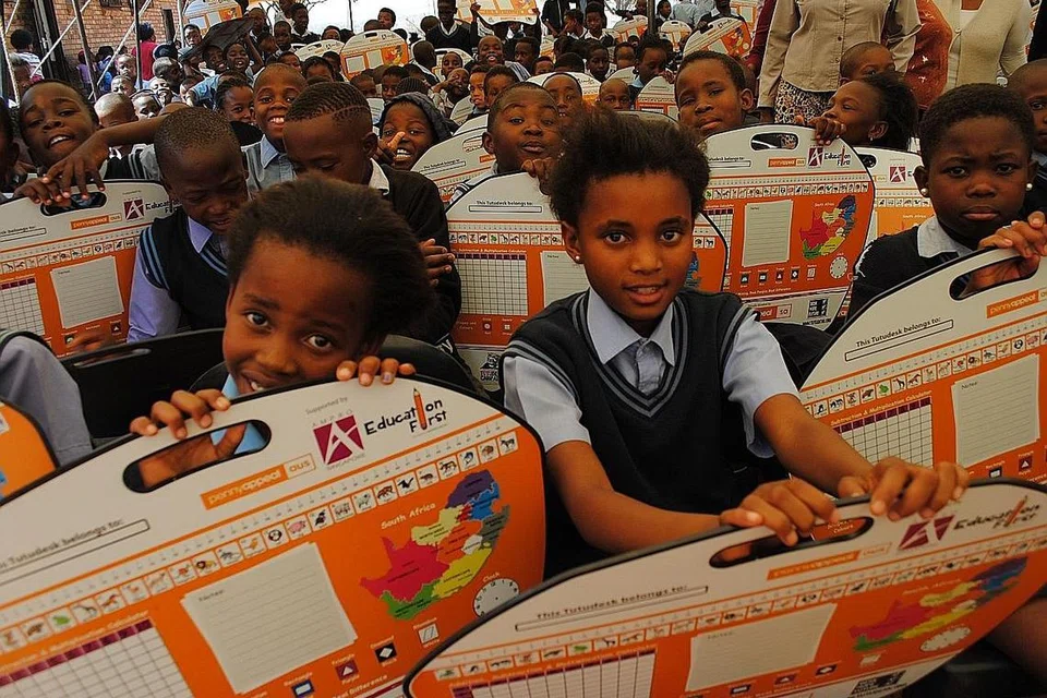 PERBAIKI MUTU TULISAN: Agihan Tutu Desk, sejenis 'lap desk' (meja riba) untuk pelajar di Afrika. Meja riba ini boleh menggantikan meja tulis biasa. - Foto AMPRO