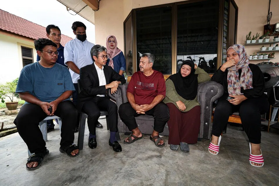 DEMI KEADILAN: Encik Muhd Zamrie Zainal Abidin, 55 tahun (tiga dari kanan) dan ahli keluarganya berbincang bersama Peguam, Datuk Wan Azmir Wan Majid (dua dari kanan) mengenai kes kematian Allahyarham Muhammad Zaharif Affendi Muhd Zamrie, 17 tahun, yang maut selepas dilanggar pegawai kanan polis ketika menaiki motosikal pulang ke rumah selepas tamat waktu sekolah pada 15 Disember lalu.