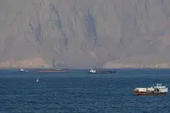 Ratusan kapal dan kira-kira 20,000 pelaut kekal terkandas di Teluk menunggu laluan melalui Selat Hormuz, kata sumber perkapalan.