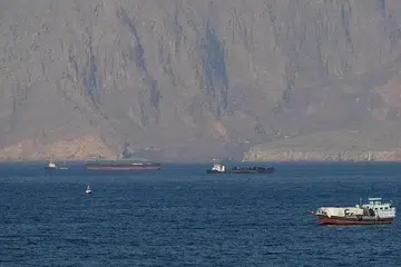 Ratusan kapal dan kira-kira 20,000 pelaut kekal terkandas di Teluk menunggu laluan melalui Selat Hormuz, kata sumber perkapalan.