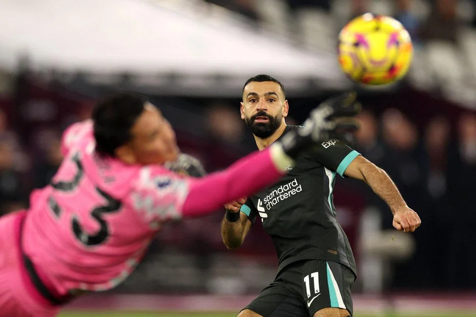 Pemain Mesir, Mohamed Salah (kanan), nampaknya tidak menunjukkan tanda terganggu oleh spekulasi mengenai masa depannya. Beliau menjaringkan 16 gol dan mencipta 11 rintisan (assist) dalam EPL musim ini. 