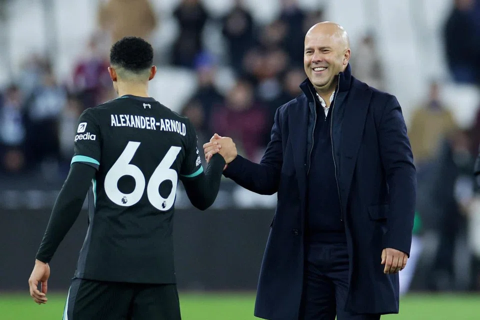Arne Slot (kanan) bersama pemain bek kanan Liverpool, Trent Alexander-Arnold (kiri).