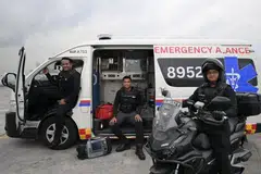 Pasukan Royal Animal Rescue, yang terdiri daripada dua bekas pegawai Pasukan Pertahanan Awam Singapura (SCDF), (dari kiri) Sarjan Mohamad Zaidi Zainal, dan Sarjan Mohamed Azhar Mohamed Ali, serta pengasas syarikat, Kapten Benjamin Burke, berusaha menyediakan perkhidmatan ambulans segera untuk haiwan dalam kecemasan.