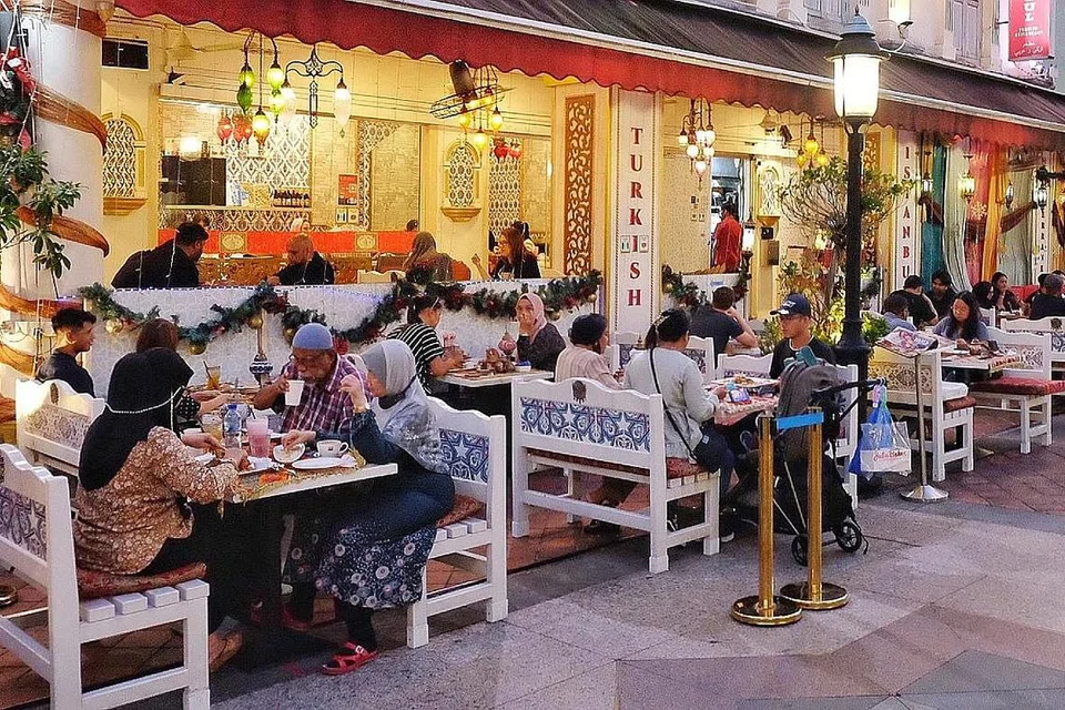TURUT JADI TARIKAN: Restoran lain di kawasan Kampong Glam turut menarik ramai pelanggan semasa waktu berbuka puasa, dengan kelonggaran peraturan bagi orang ramai berkumpul dan makan bersama.