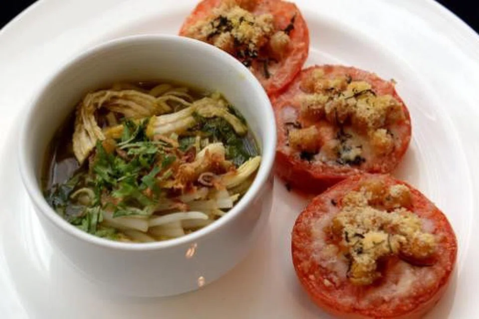 Mi soto dan tomato bakar dengan keju Parmesan dan kacang kuda.