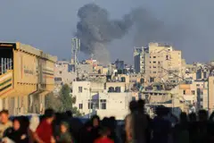 Kepulan asap kelihatan di bandar Gaza sedang Israel melancarkan serangan udara. 