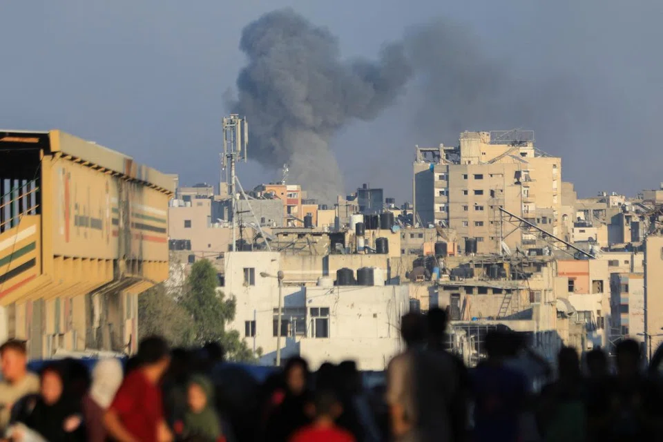 Kepulan asap kelihatan di bandar Gaza sedang Israel melancarkan serangan udara. 