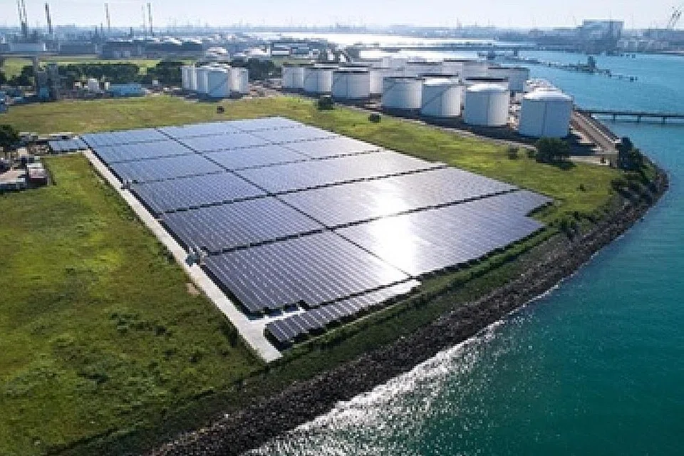 JANA TENAGA BERSIH: Pemandangan panel suria di tapak SolarLand di Pulau Jurong. Program SolarLand JTC telah mula menyumbang tenaga suria ke grid nasional, membenarkan pengguna memanfaatkan tenaga bersih. - Foto JTC 