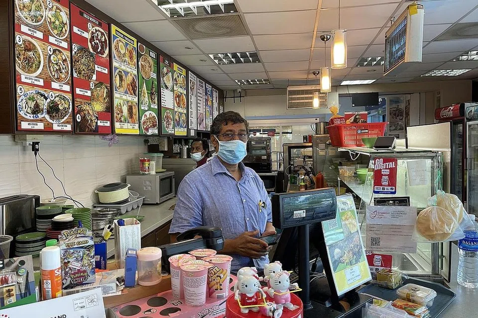 HARAP PELANCONG KEMBALI: Encik Abdul Malik berkata kedainya, Coffee and Snacks Temptation di Terminal Feri Tanah Merah terjejas teruk tanpa pelancong. Beliau memutuskan untuk membuka satu lagi kedai serupa di Shenton Way untuk membantu perniagannya. - Foto BH oleh SITI AISYAH NORDIN 