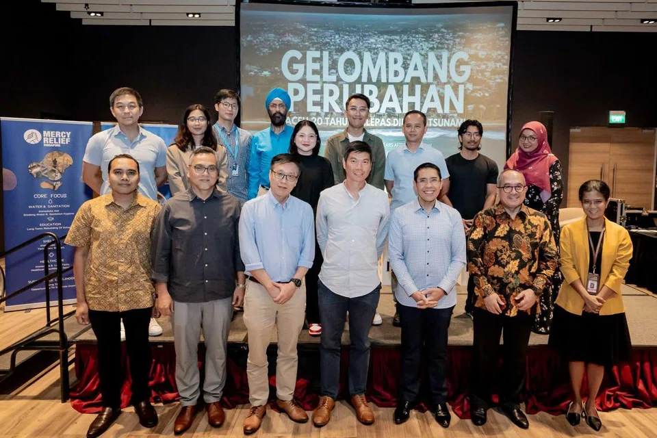 Tetamu khas yang diundang ke tayangan dokumentari Gelombang perubahan: Aceh 20 tahun selepas dibadai tsunami bergambar dengan individu yang terlibat dalam menjayakan dokumentari tersebut. 