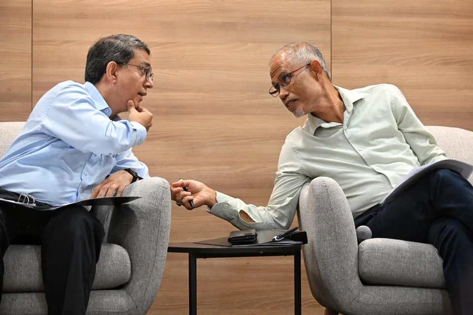 Profesor Madya Dr Faishal Ibrahim (kiri) bertukar pendapat dengan Encik Masagos Zulkifli Masagos Mohamad di satu acara pada 2022. Beliau mengambil alih jawatan Menteri Bertanggungjawab bagi Ehwal Masyarakat Islam daripada Encik Masagos sebagai Pemangku Menteri. Perdana Menteri, Encik Lawrence Wong mengumumkan perubahan itu semasa mengumumkan Kabinet baru pada 21 Mei. 