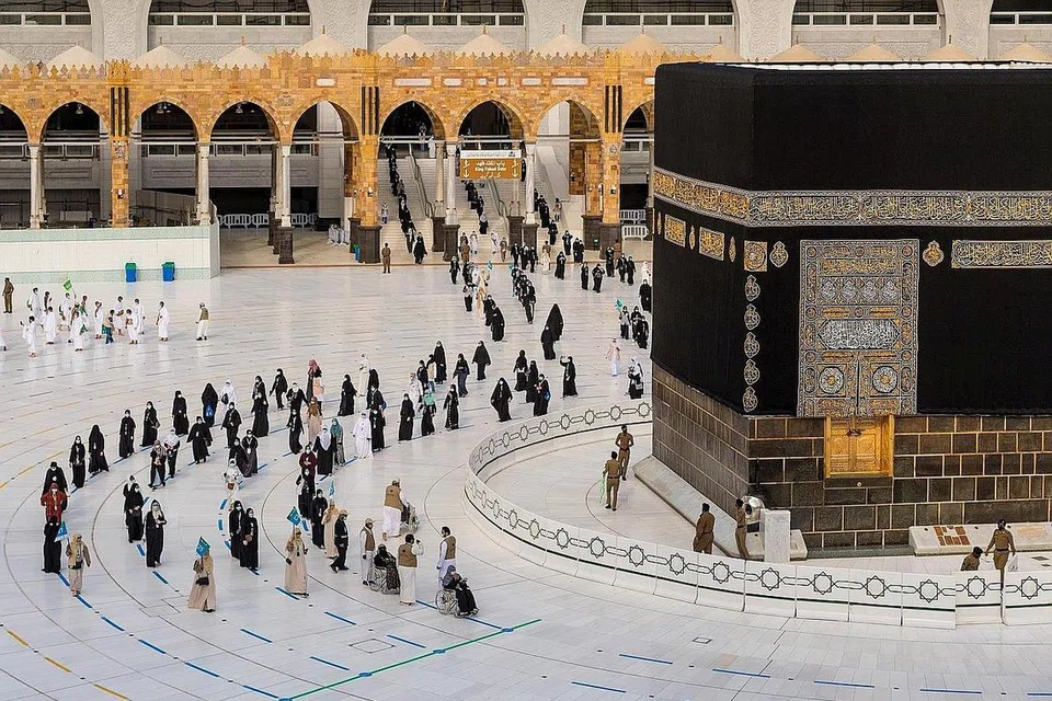 KRITERIA UMRAH: Pihak kementerian haji dan umrah Arab Saudi berkata dalam satu kenyataan bahawa tiga kategori individu akan disifatkan sebagai "sudah imun" dan akan dibenarkan mengerjakan umrah bermula Ramadan ini. - Foto REUTERS