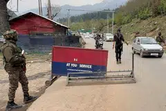Pegawai polis India memberhentikan kenderaan di sekatan jalan berikutan serangan militan yang disyaki berlaku berhampiran Pahalgam di daerah Anantnag, selatan Kashmir, pada 22 April 2025