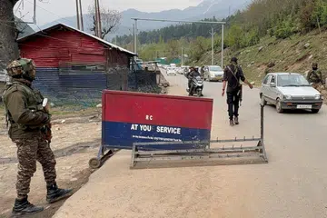 Pegawai polis India memberhentikan kenderaan di sekatan jalan berikutan serangan militan yang disyaki berlaku berhampiran Pahalgam di daerah Anantnag, selatan Kashmir, pada 22 April 2025