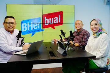 (Dari kanan) Ketua Pegawai Eksekutif (CEO) PPIS, Cik Aidaroyani Adam dan Pengasas Nusantara Connect, Dr Mohamad Shamsuri Juhari, berkongsi pandangan bersama Koresponden, Encik Anwar Saleh, di Podcast BHerbual terbitan Berita Harian (BH) yang dirakamkan pada 24 Ogos.