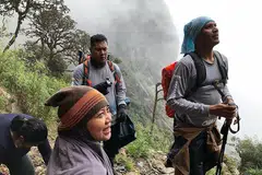 PENGALAMAN BERKESAN: Interaksi beliau bersama ibu bapa para penerima bantuan Dana Amanah Pendidikan (ETF) membuat Encik Abdul Mateen Affandi (dua dari kanan) lebih menghargai usaha mereka yang turut serta dalam ETF Climbathon ke Gunung Fansipan. - Foto NATASHA MOHD SATAR