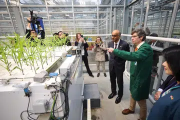 Presiden Tharman Shanmugaratnam (tiga dari kanan) melawat kemudahan penyemaian tumbuhan di Universite Catholique De Louvain di Brussels, Belgium, pada 26 Mac.