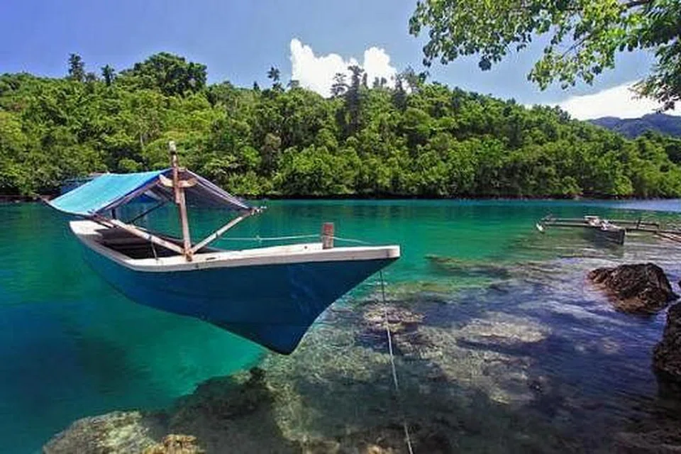 INDAH TIDAK TERKATA: Beginilah wajah air jernih Pantai Ora di Desa Saleman, Kecamatan Seram Utara, Maluku Tengah. - Foto INDONESIAWOW.COM