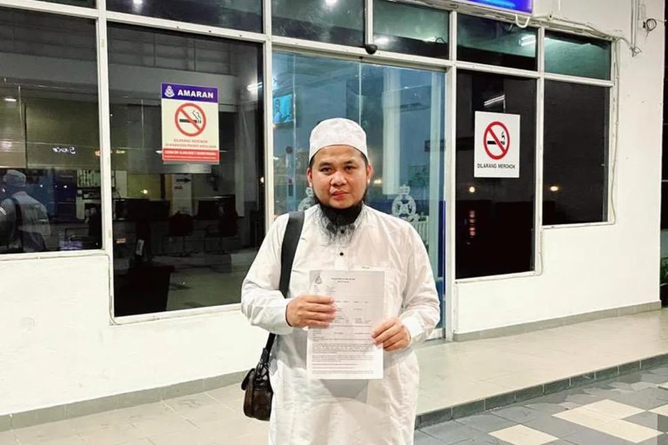 DAKWA DIFITNAH: Penceramah bebas, Ustaz Ebit Lew, membuat laporan polis di sebuah balai polis di Subang Jaya, Selangor, atas dakwaan fitnah dilemparkan kepada dirinya, pada Isnin. 