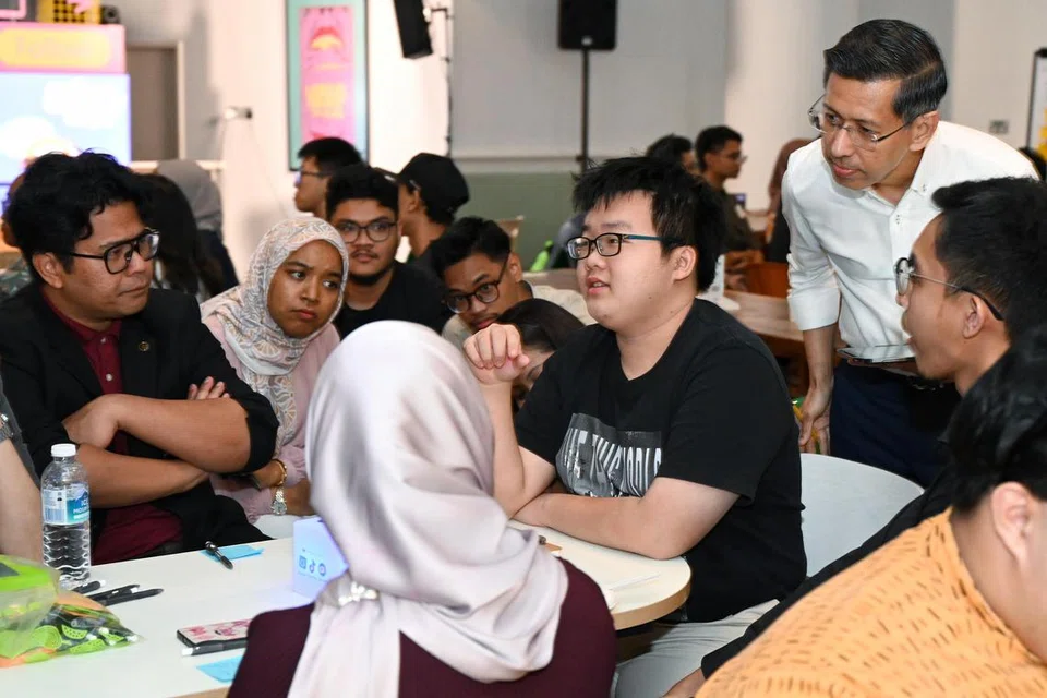 Semasa perbincangan berkumpulan, para peserta berkongsi pendapat, antara lain, mengenai mengenal pasti ciri-ciri seorang pemimpin yang baik. Turut hadir dalam mendengar perkongsian tersebut adalah Ketua Pegawai Eksekutif (CEO), (Singapura) SingPost, Encik Shahrin Abdol Salam (kanan, berdiri).
