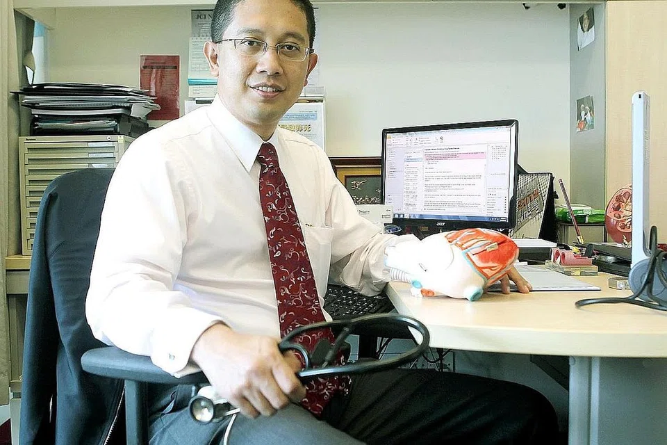 PROFESOR MADYA ABDUL RAZAKJR OMAR: Bincang topik jantung. 