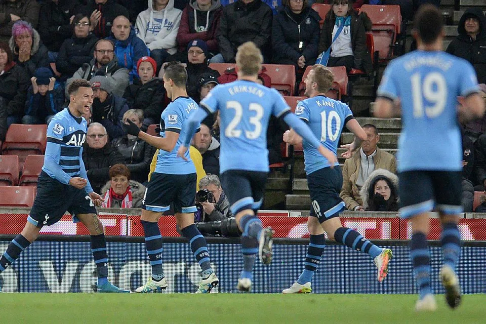 RAIKAN GOL: Bintang muda Tottenham, Dele Alli (kiri), meraikan gol keduanya bersama rakan sepasukan semasa menumpaskan Stoke 4-0 dinihari semalam. - Foto AFP 