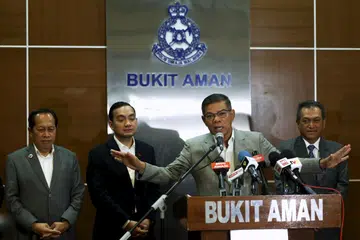 Menteri Dalam Negeri, Datuk Seri Saifuddin Nasution Ismail (dua, kanan), bercakap kepada media selepas Mesyuarat Jawatankuasa Khas Bagi Tangani Kesesakan di Tambak Johor pada 18 November. Turut hadir, Menteri Besar Johor, Datuk Onn Hafiz Ghazi (dua dari kiri), dan Timbalan Menteri Kerja Raya, Datuk Seri Ahmad Maslan (kiri).